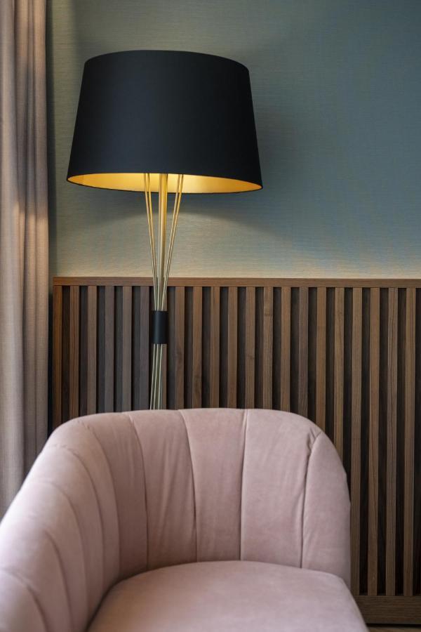 Renaissance Porto Lapa Hotel Luaran gambar A floor lamp