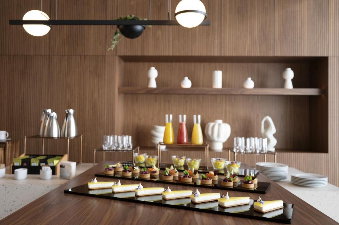 Renaissance Porto Lapa Hotel Luaran gambar A selection of desserts