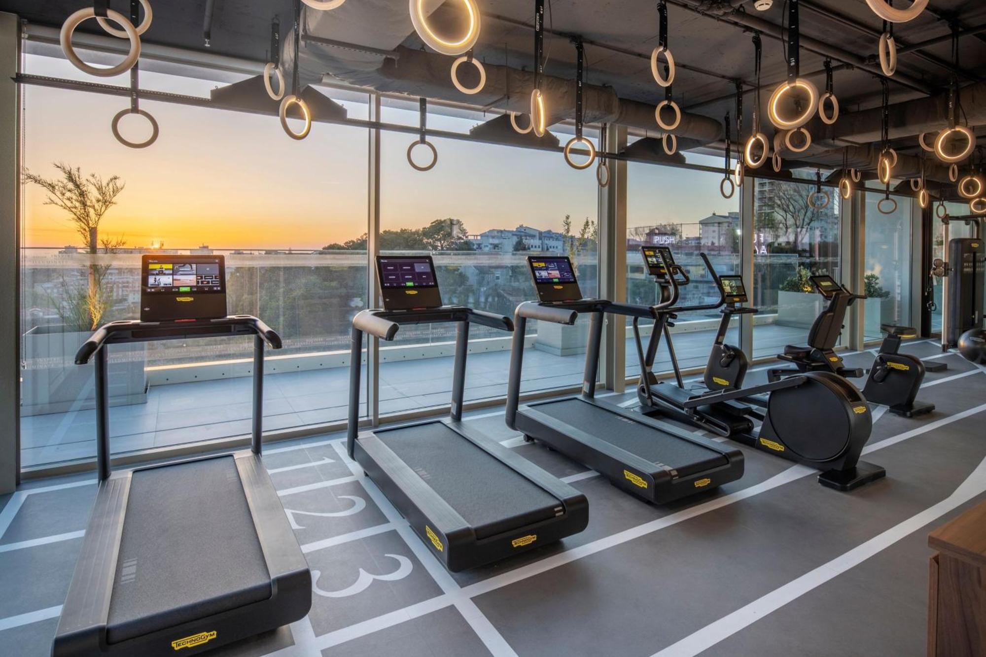 Renaissance Porto Lapa Hotel Luaran gambar The gym at the 1001 Olympic Boulevard building